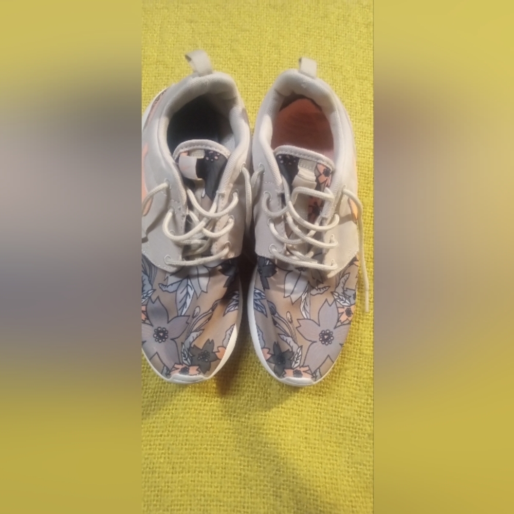 Nike Orange Floral Sneakers - Picture 4 of 5